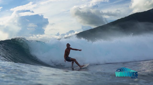 MATEO POULOT : D'ÎLE EN ÎLE, DE VAGUE...