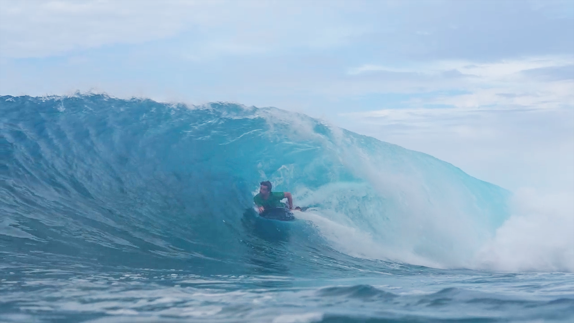 PAUL MENEAU - QUAND L'ART DU DESIGN RENCONTRE L'ADRÉNALINE DES VAGUES §