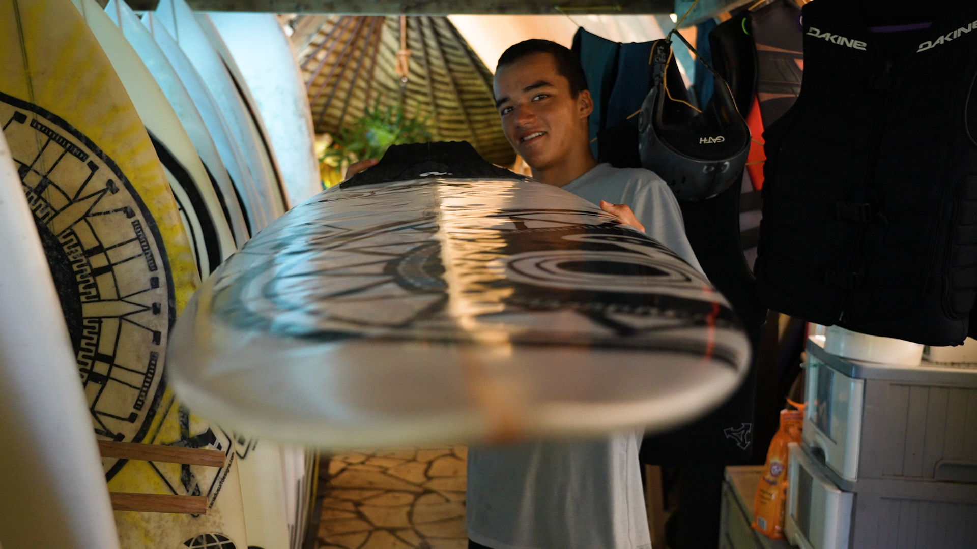 MANAKE’I KAHIHA : UN JEUNE SURFEUR AUX GRANDES AMBITIONS 