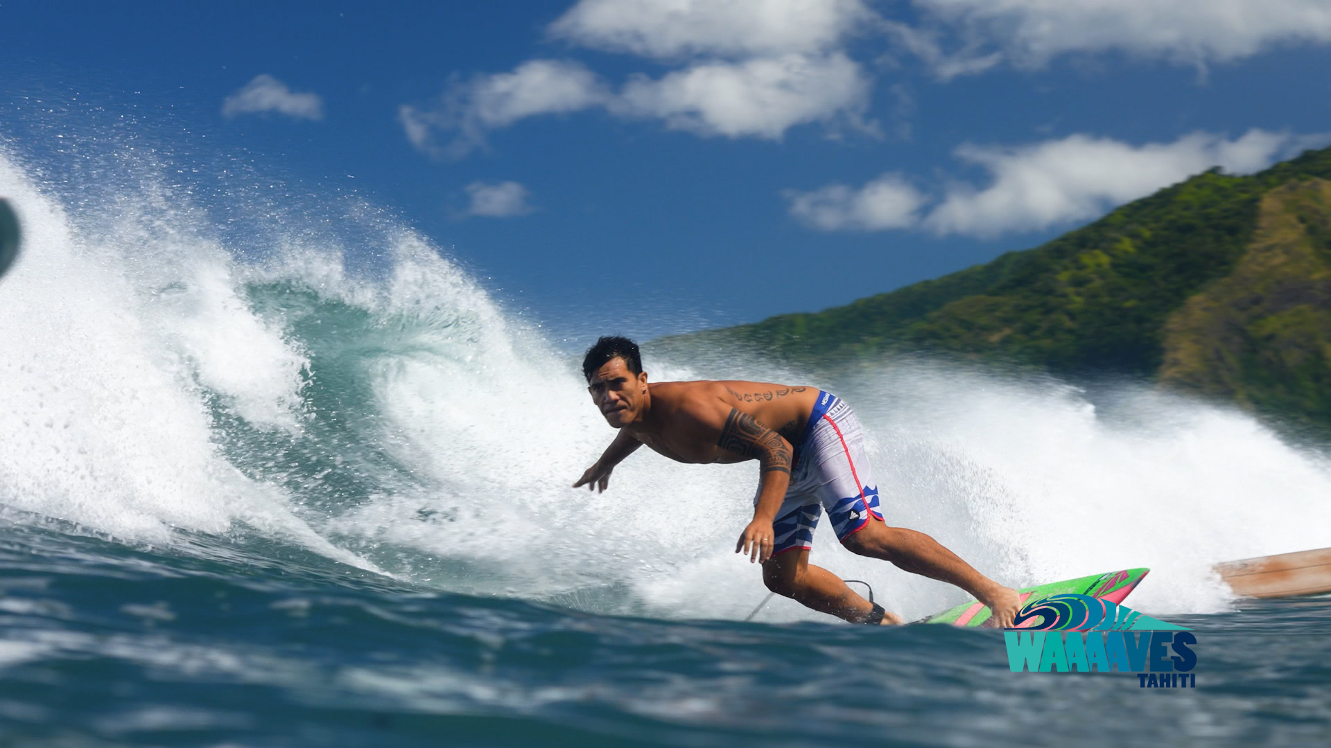 RANGITEA BENNETT : SURFER ET CHANTER LES VAGUES