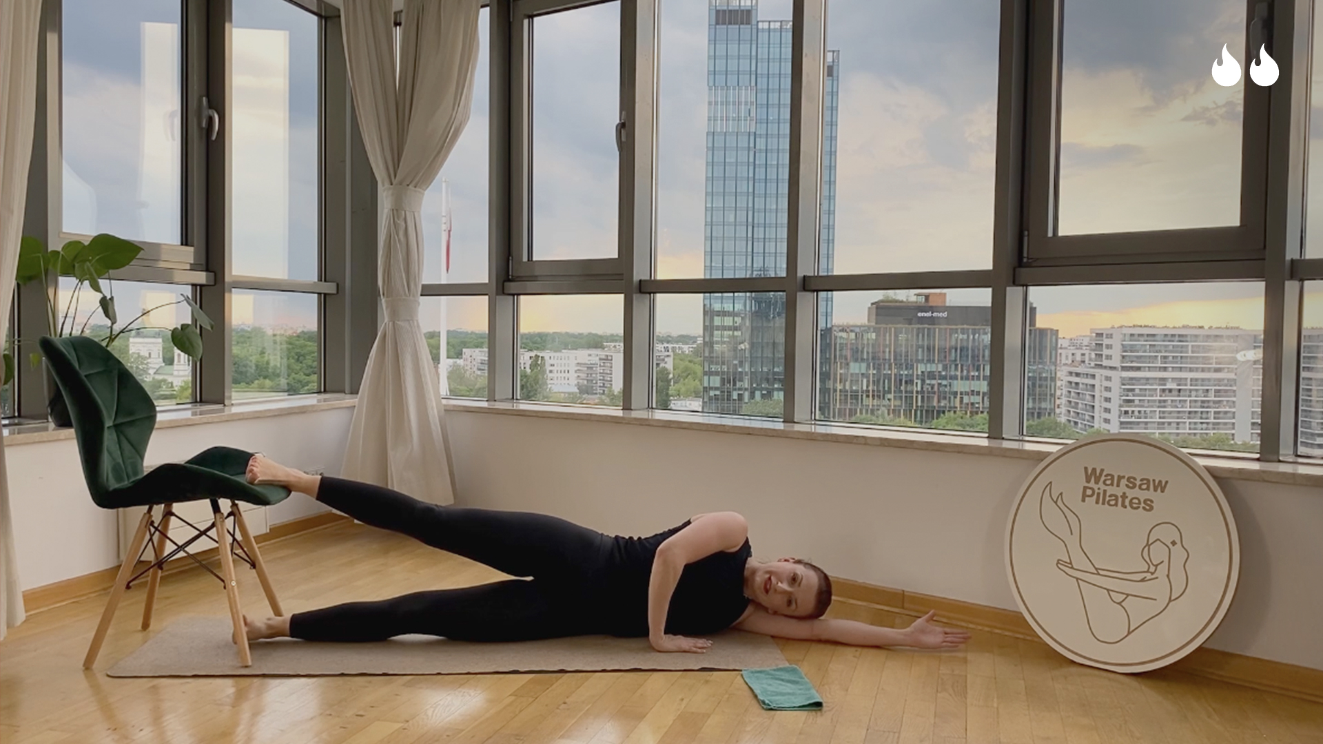 Wzmacnianie ze ściereczką i krzesłem – Beata Nawrot