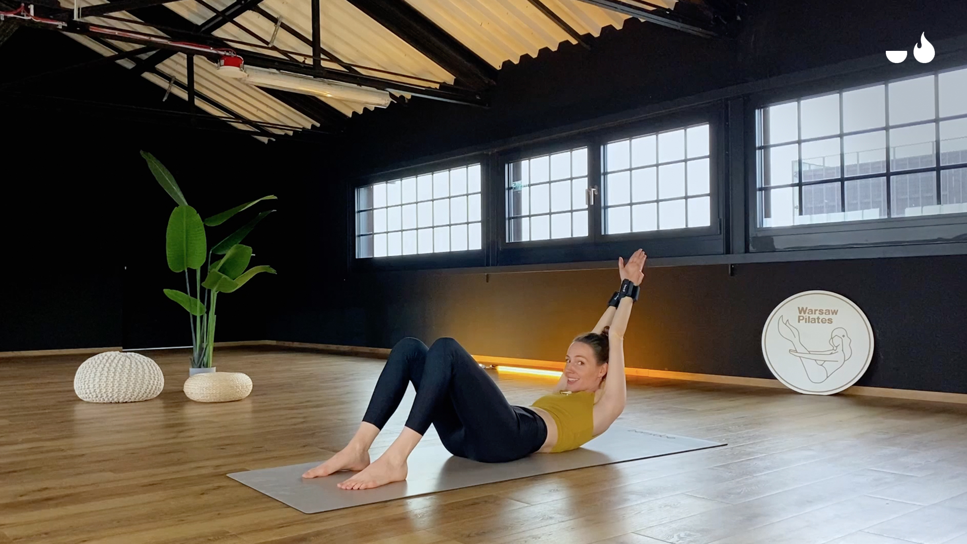 Pilates z obciążnikami na kostki i nadgarstki