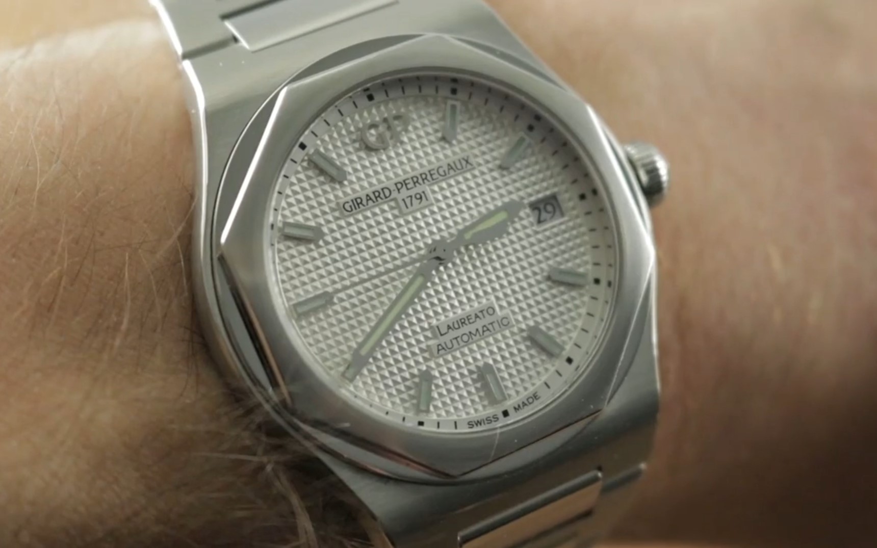 Girard Perregaux Laureato (81005-11-131-11A) Girard Perregaux Watch Review