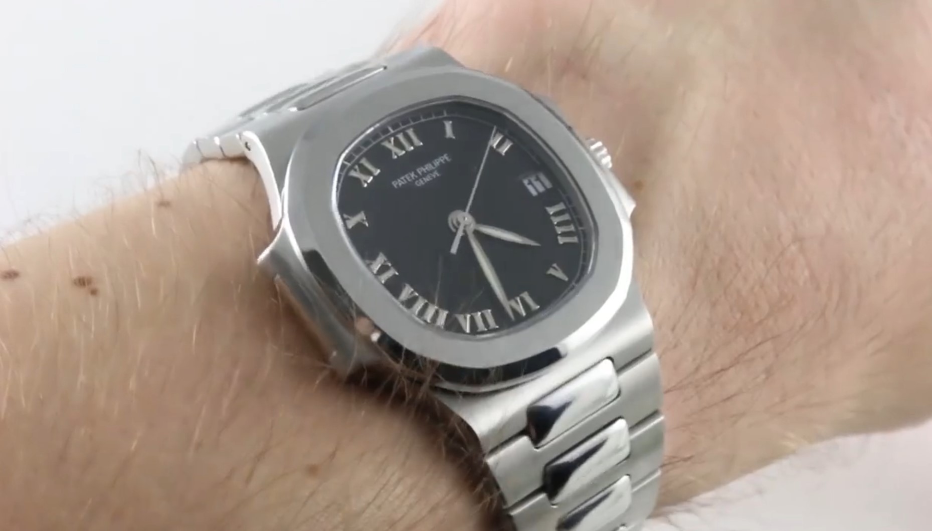 Patek discount nautilus size