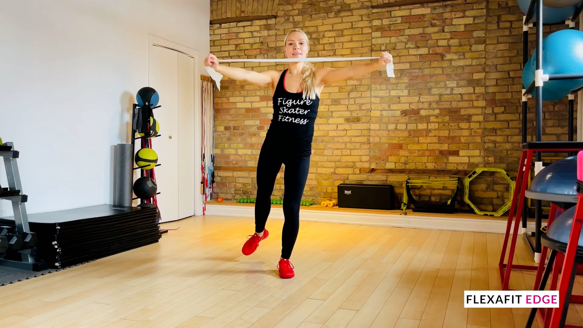 Stroking exercise with free leg pulse and upper body resistance: Advanced