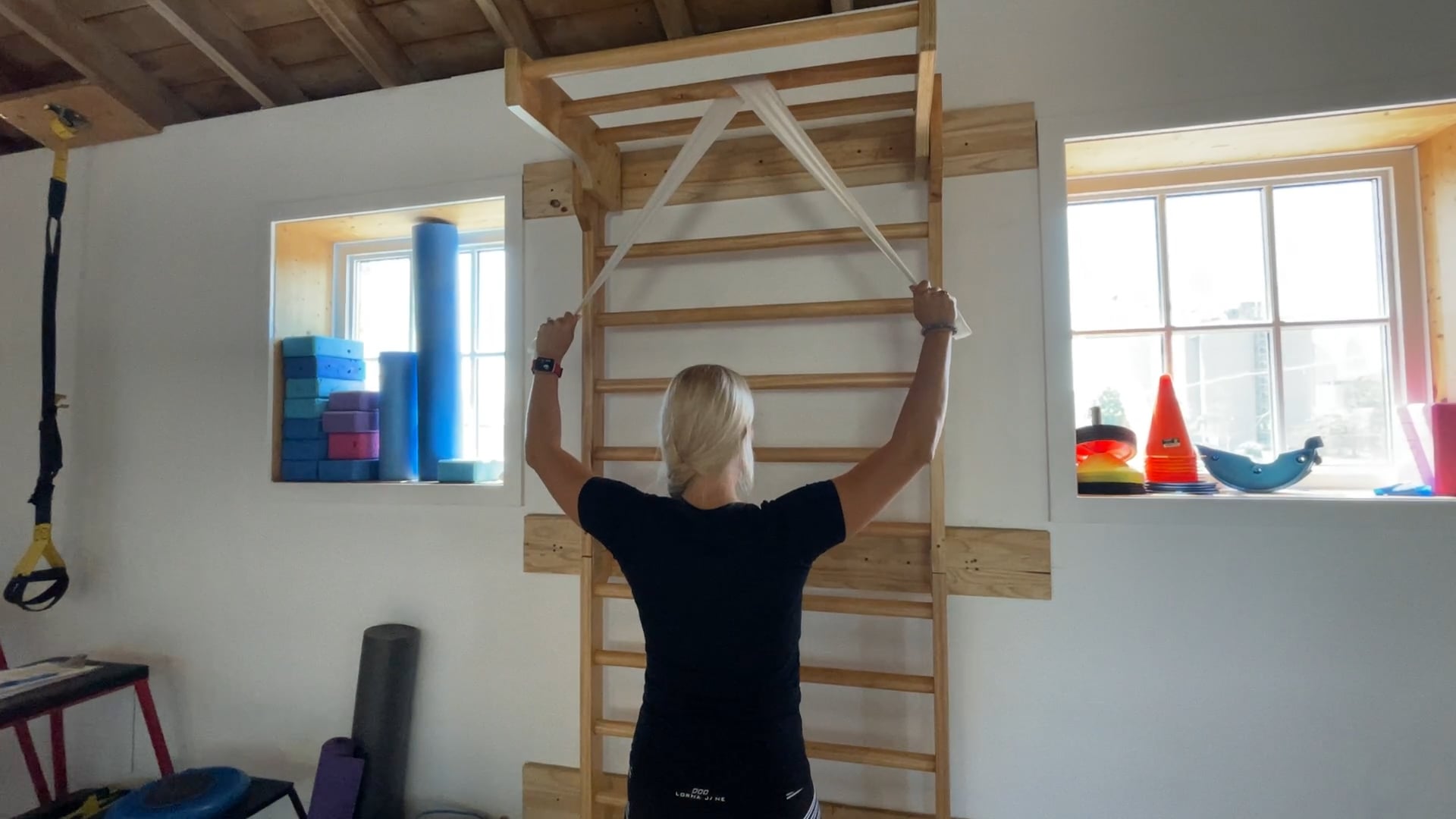 Advanced-Elite: Lat pull downs with resistance band exercise