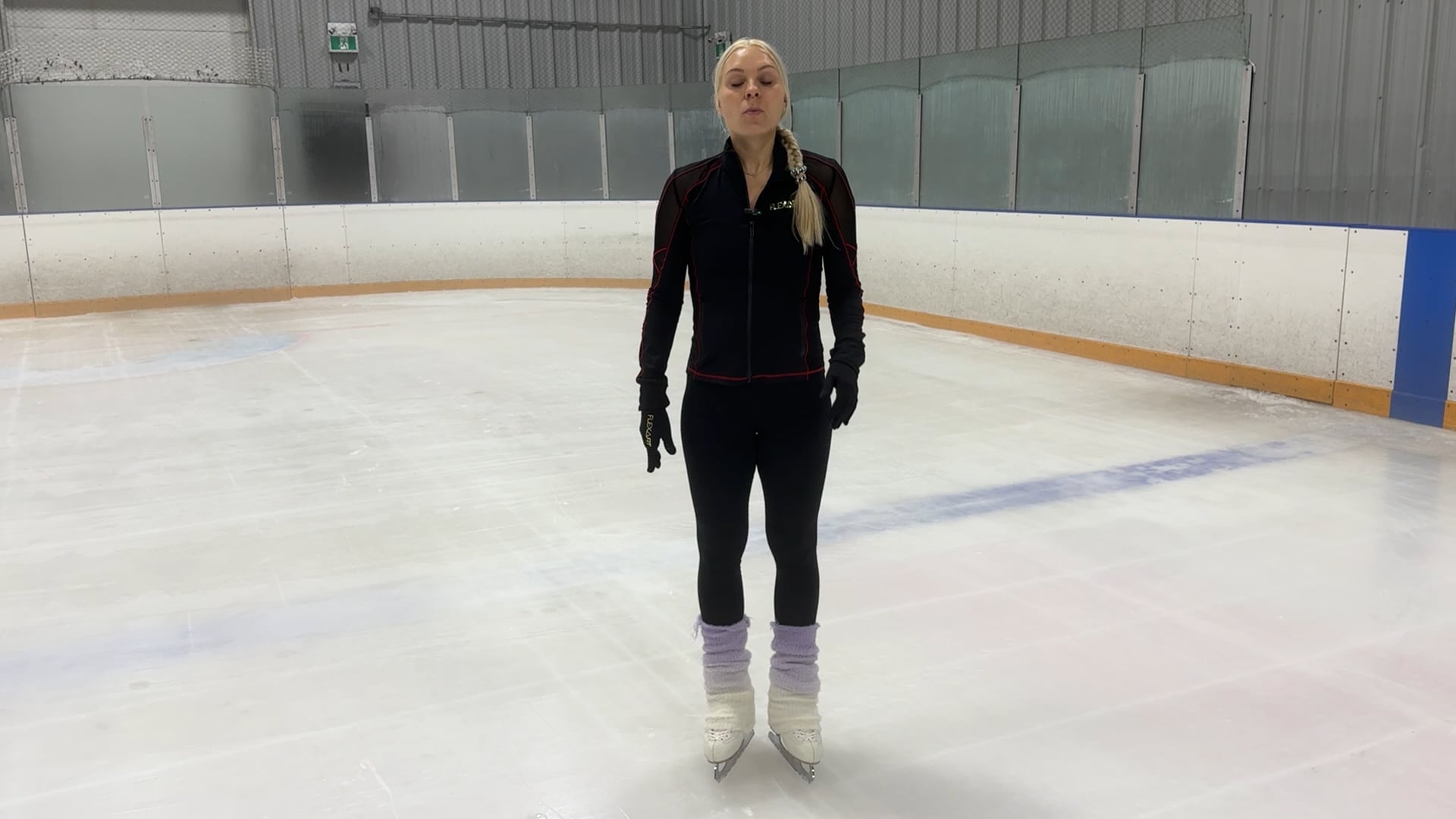 Toe-loop chasse extension across the ice: Advanced-Elite
