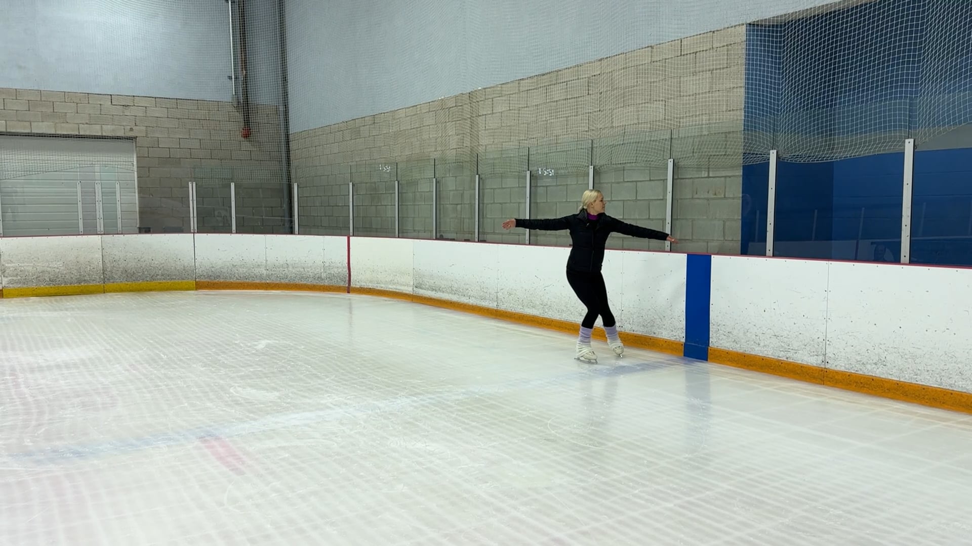 Back outside one foot twizzle: Advanced