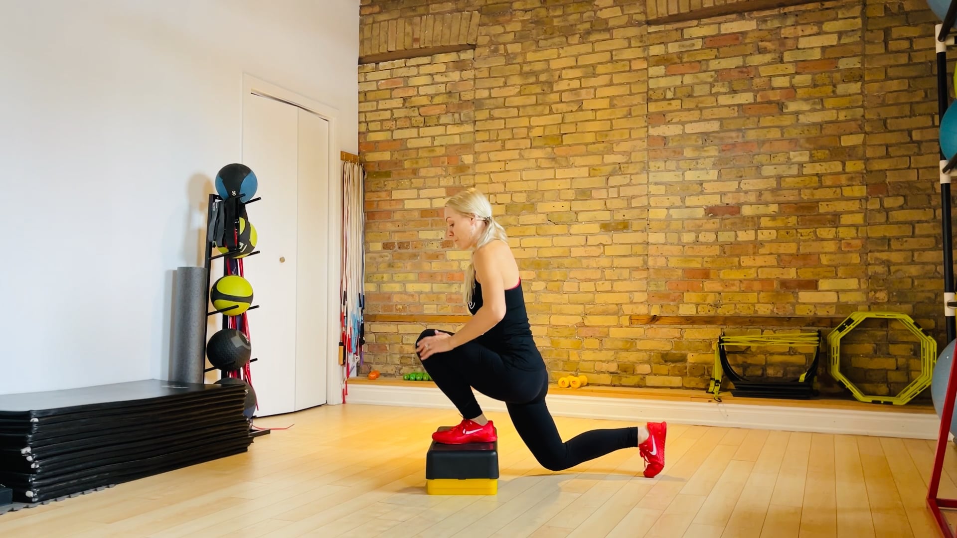 Foundation-Elite: Ankle dorsiflexion on elevated surface stretch