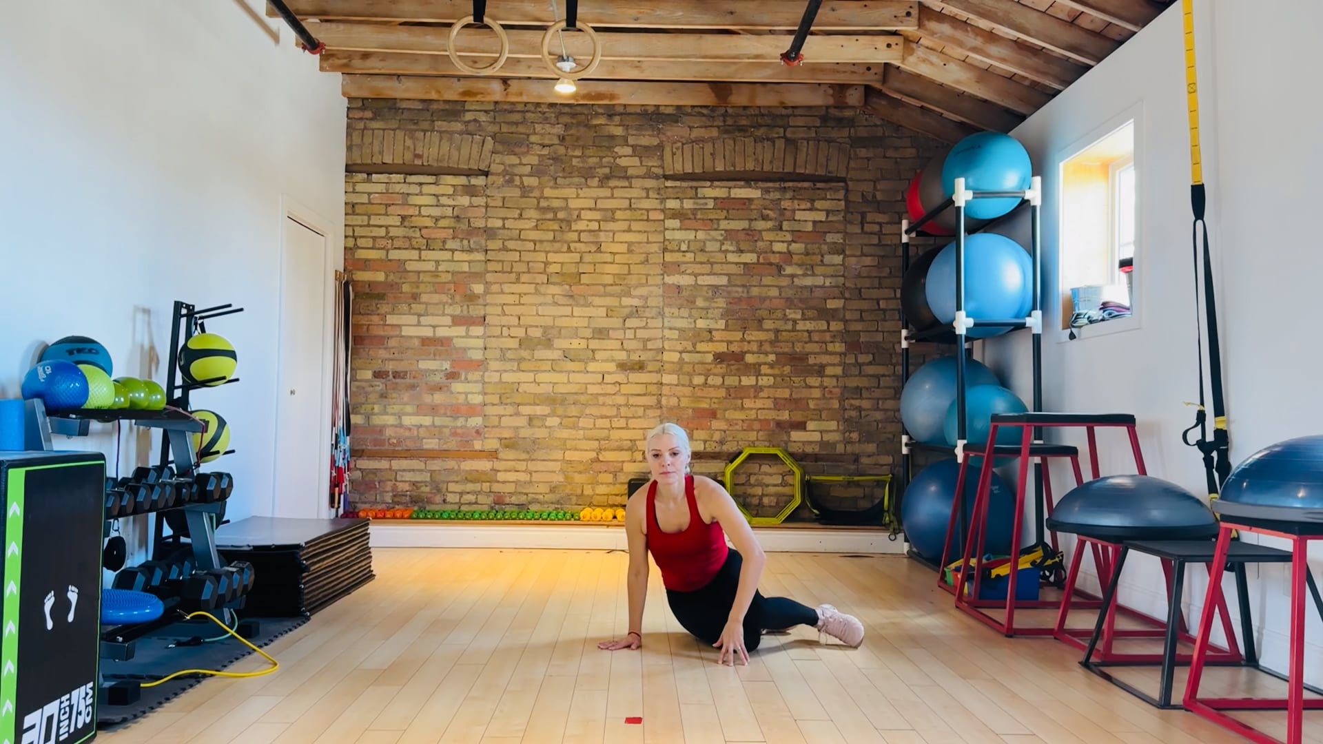 Advanced: Forearm side plank top leg lift on knees exercise