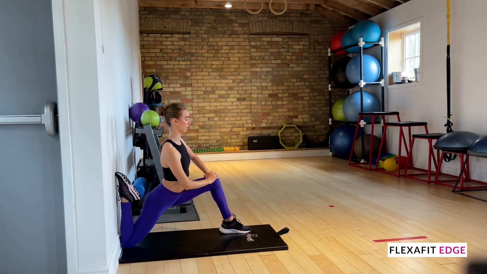 Hip flexor lunge with backbend: Advanced