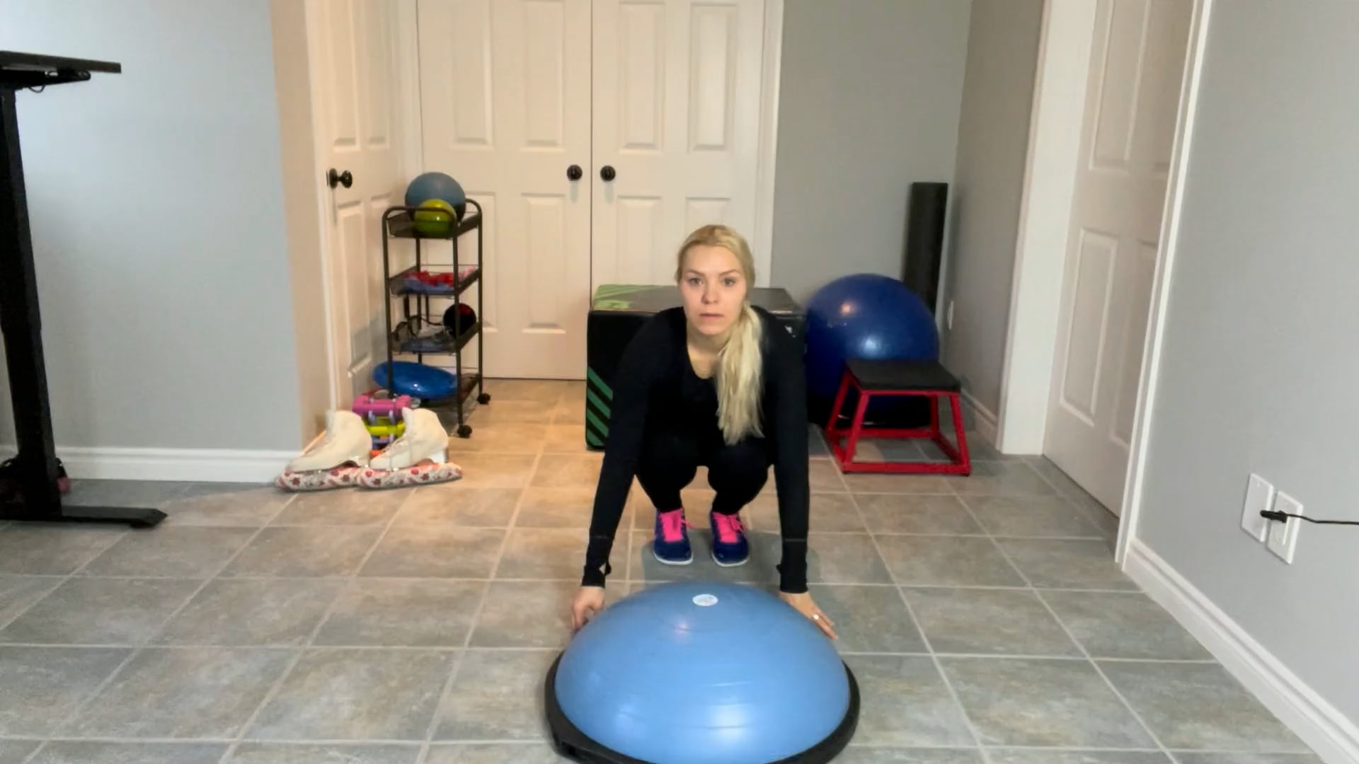 Elite: Pushup with one hand on bosu exercise