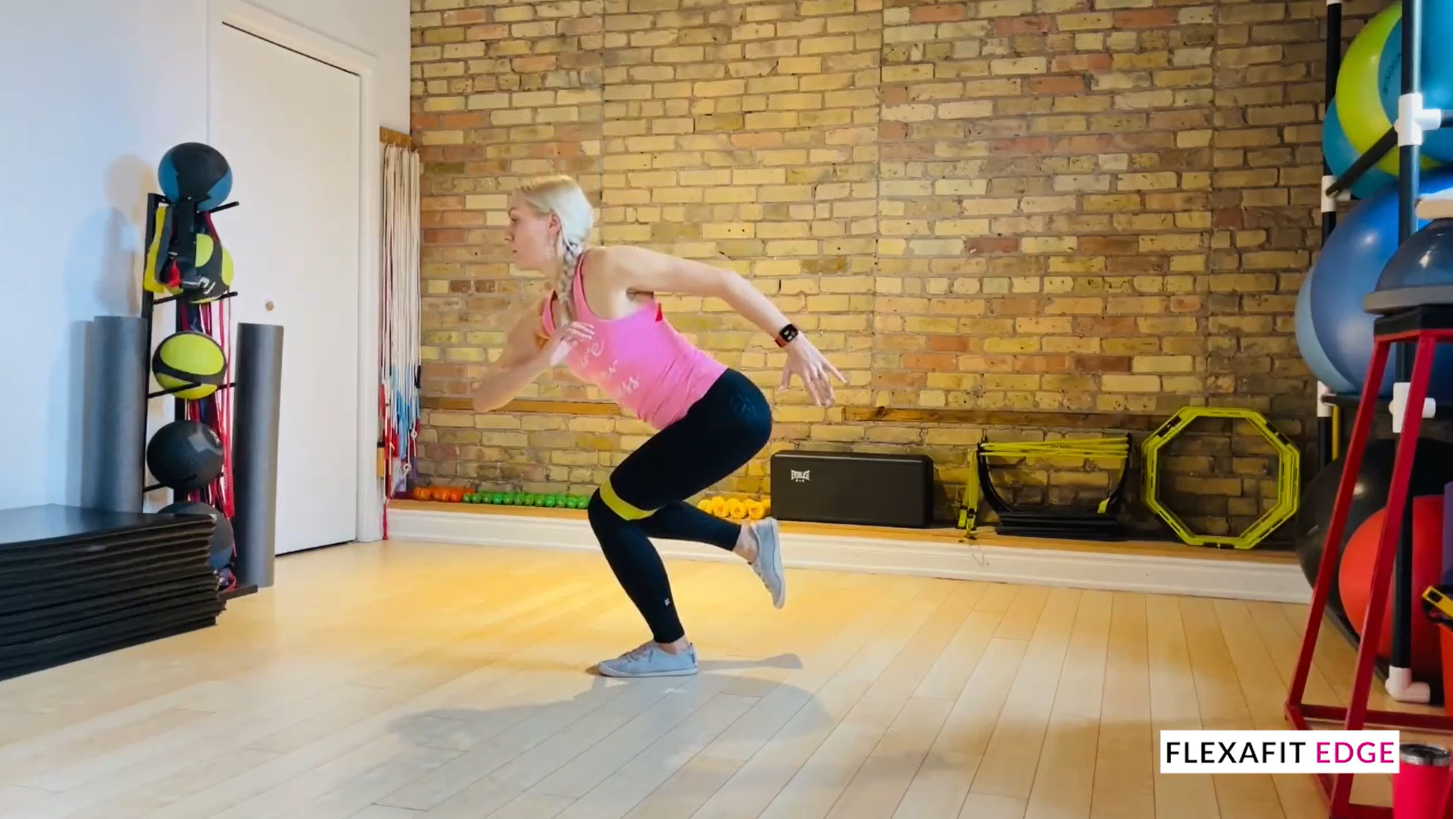 Single leg squat with twist and resistance band: Elite