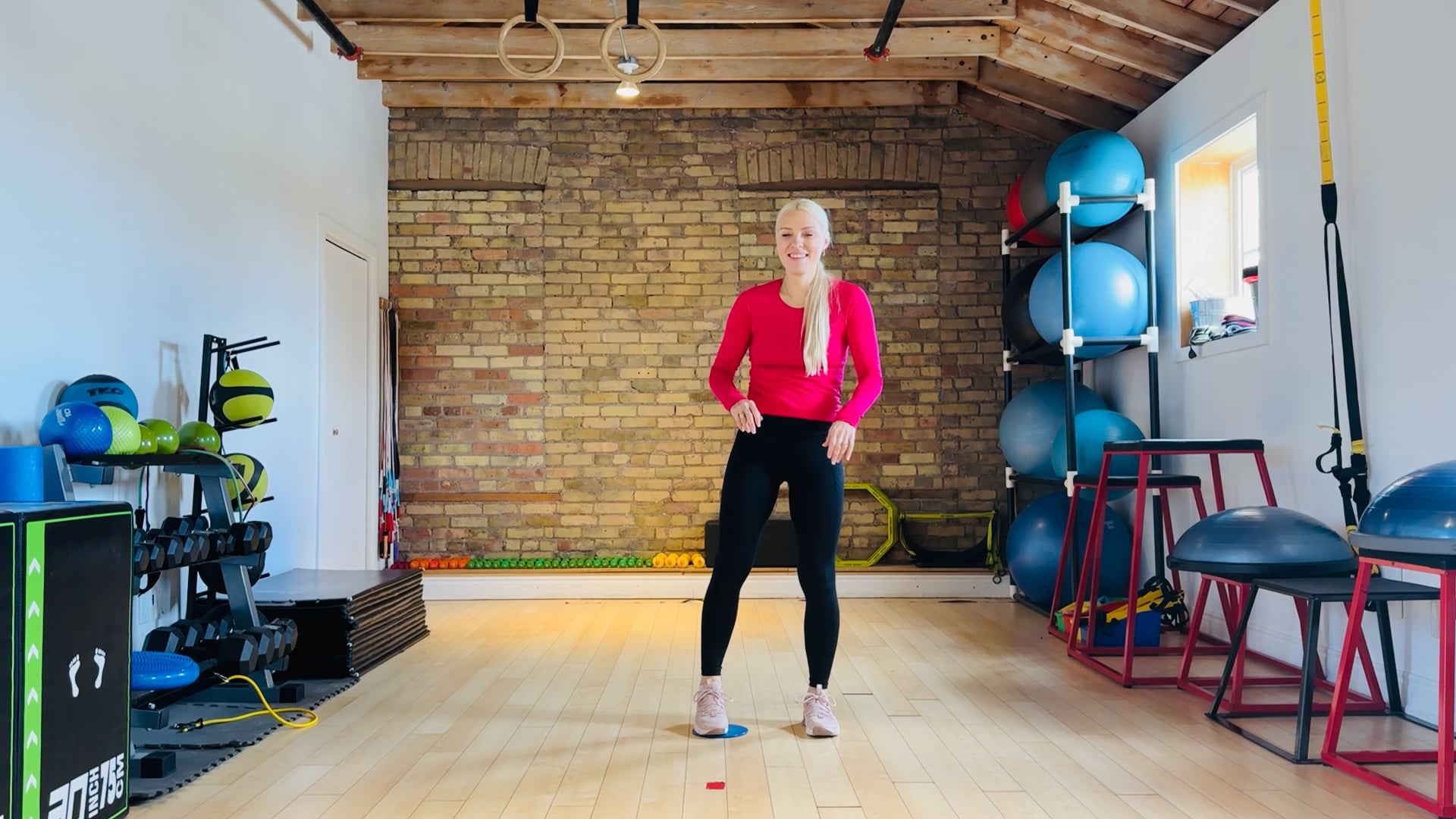 Advanced-Elite: Slider side lunge exercise