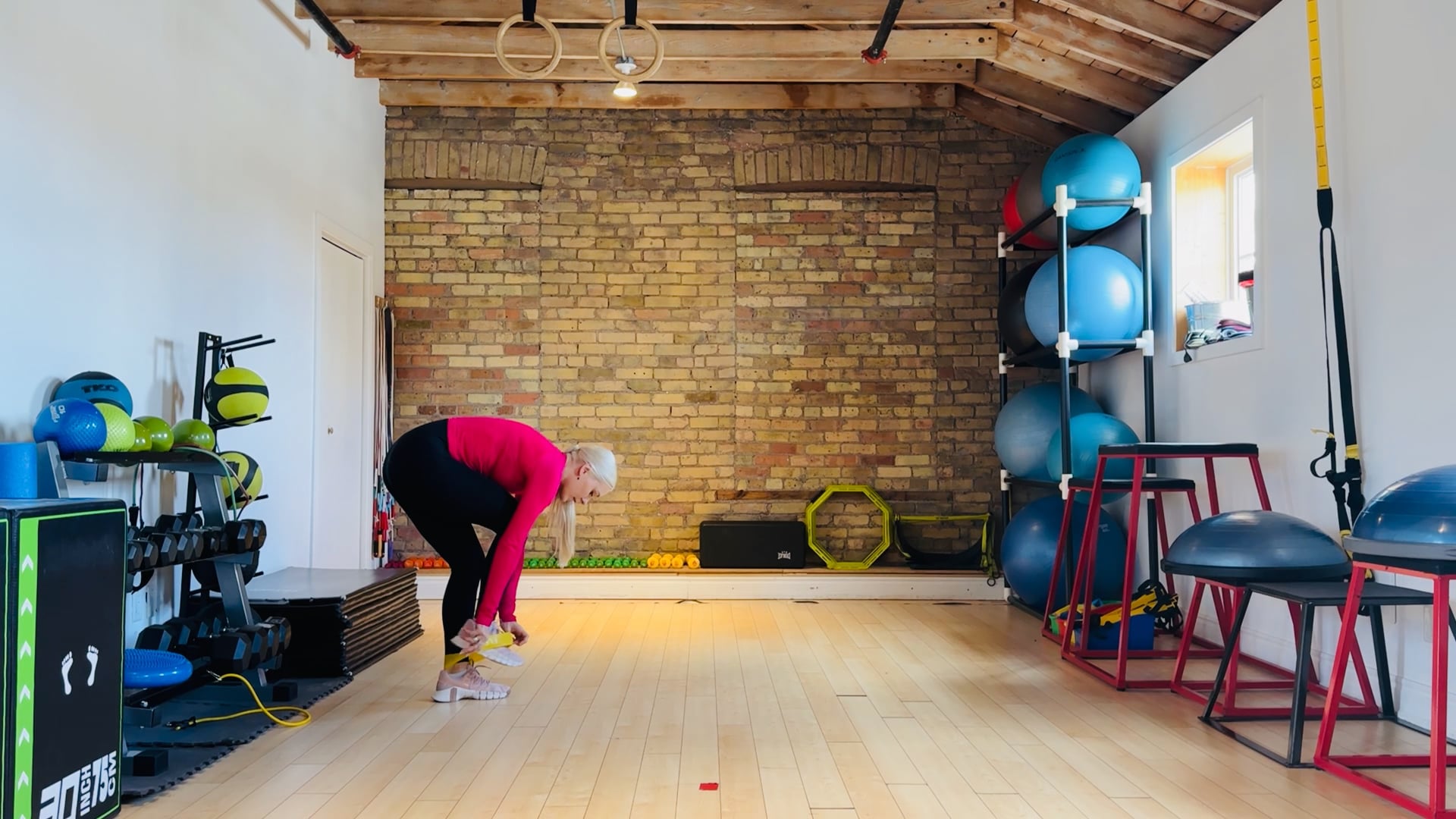 Advanced-Elite: Off-ice salchow entry and reach back with resistance band drill