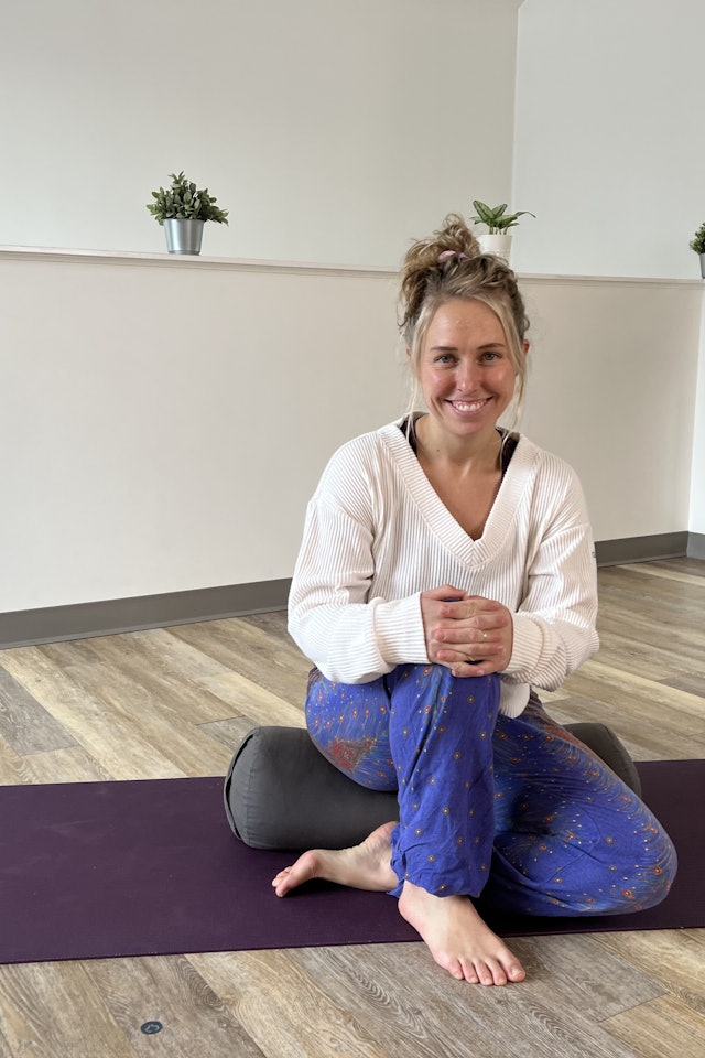 40 Minute Juicy Yin Yoga with Eira
