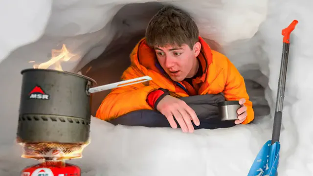 I Survived Overnight in a Snow Cave (...