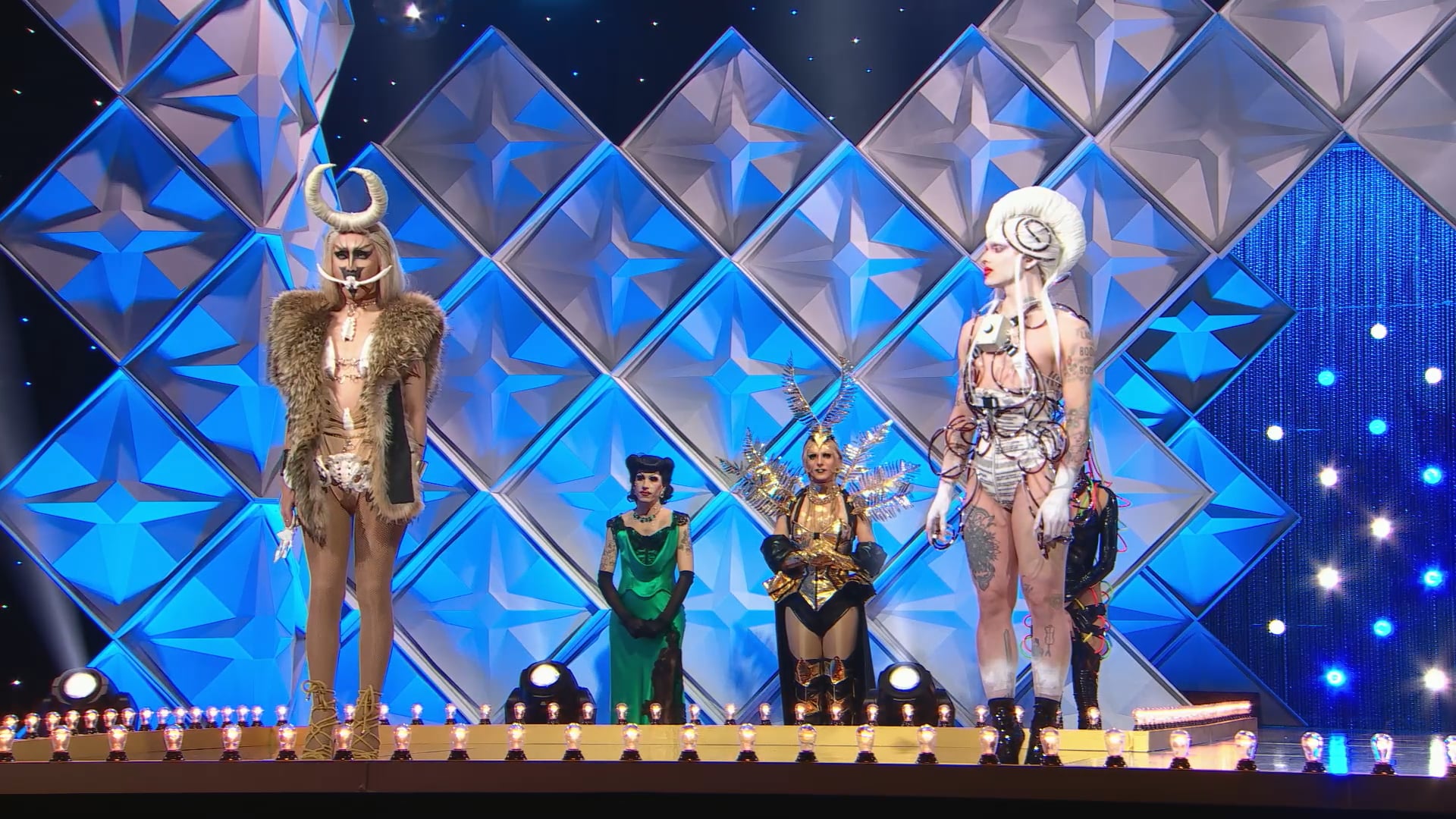 Carly Rae Jepsen – Run Away With Me | DR Canada S3E5