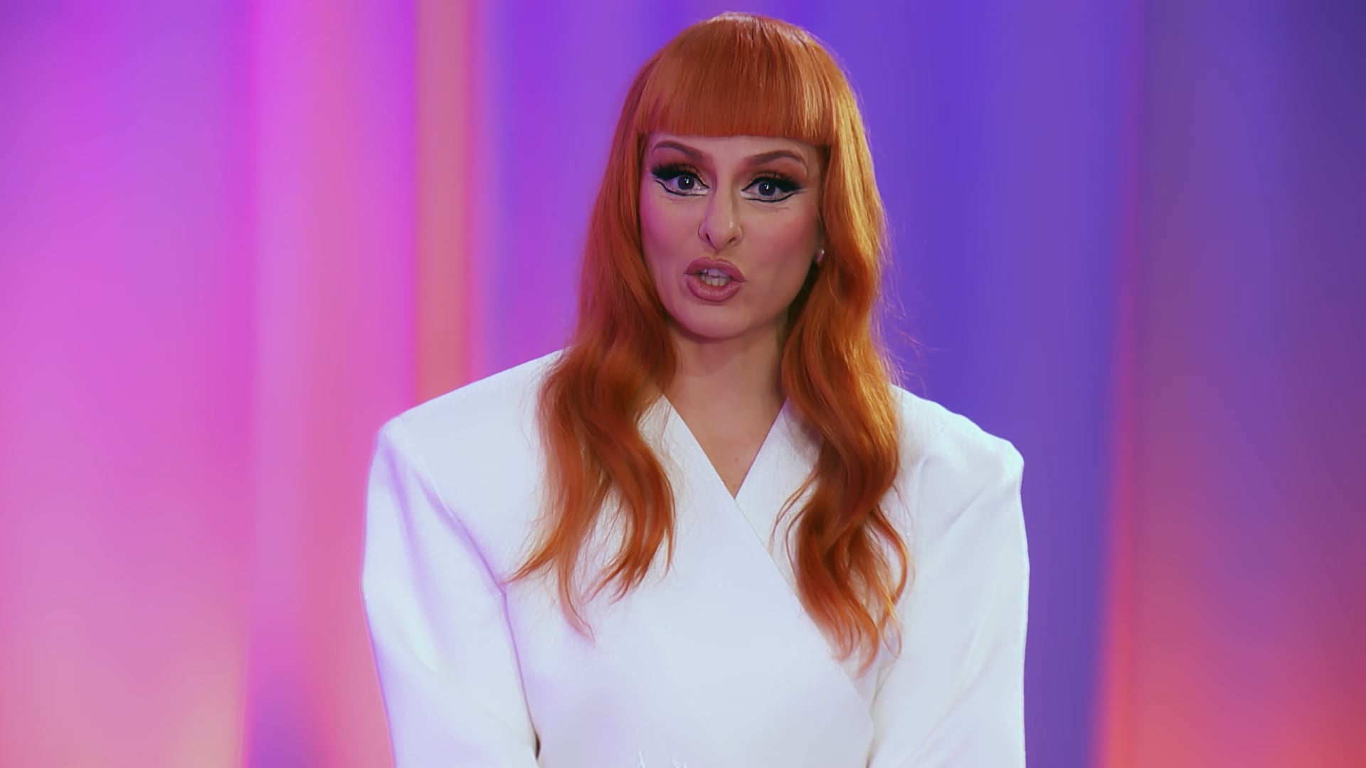 SPOILER: Tras la Carrera with the First Eliminated Queen of Season 5 (Dubbed)