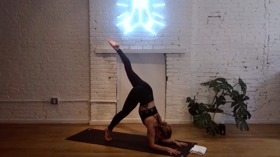 DAY 12 ENERGY SERIES | THROAT CHAKRA POWER VINYASA: UPPER BODY WITH KENDRA T