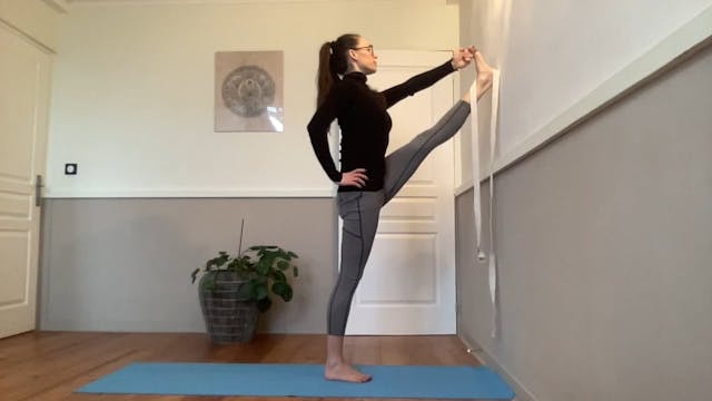 Séance intermédiaire sur Utthitha Hasta Padanghusthasana