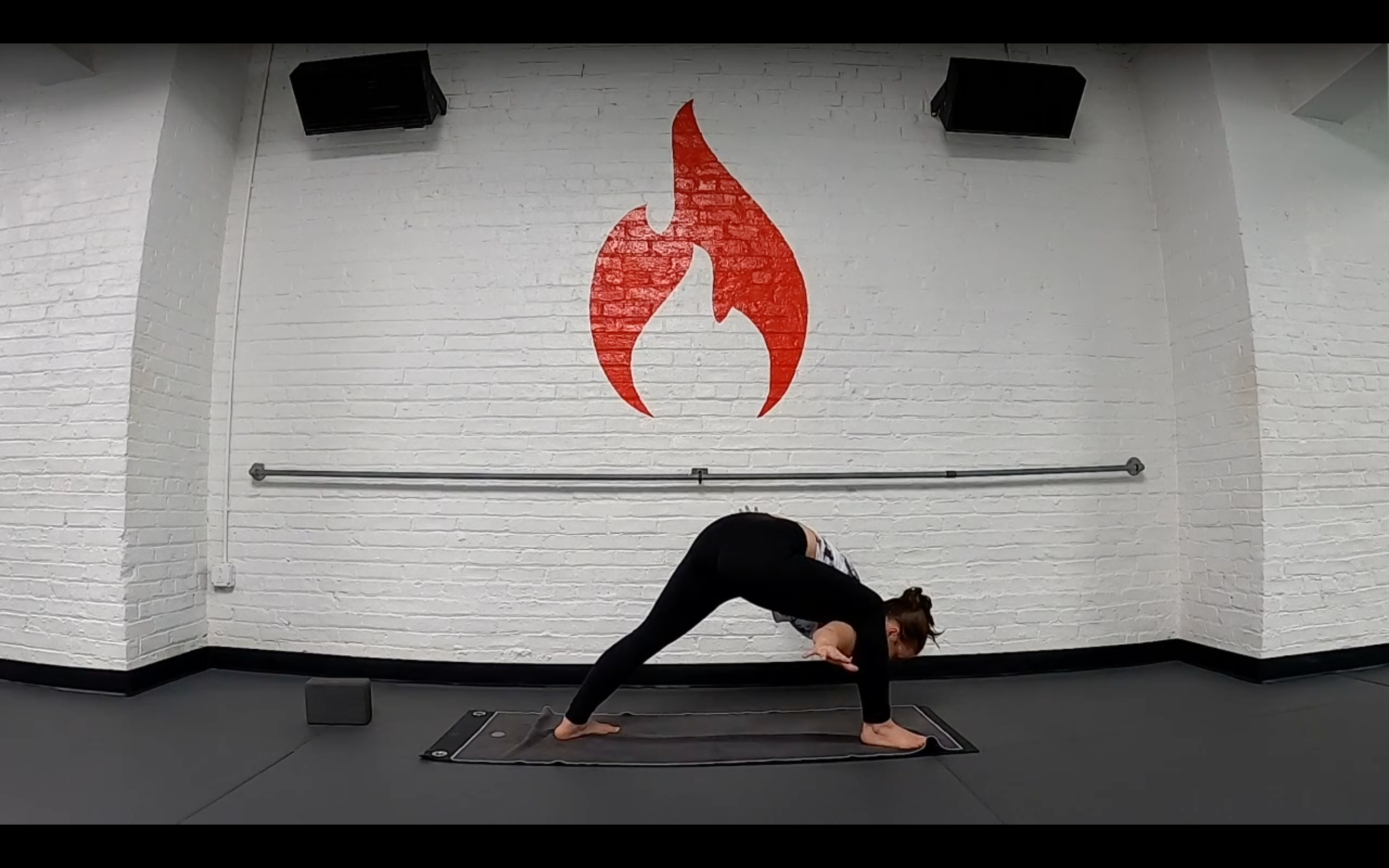 Lauren 30 Minute Core Flow, Flying Splits Series