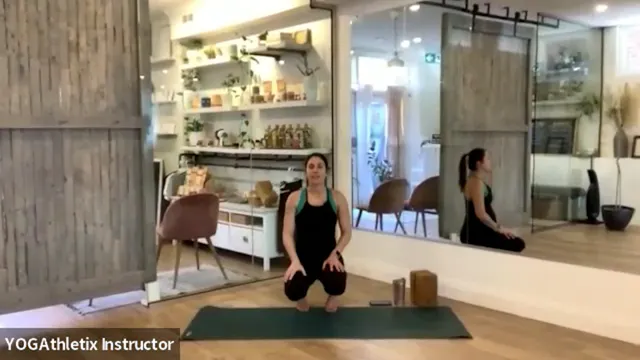 Gentle Yoga Flow for Happy Hips & Sho...