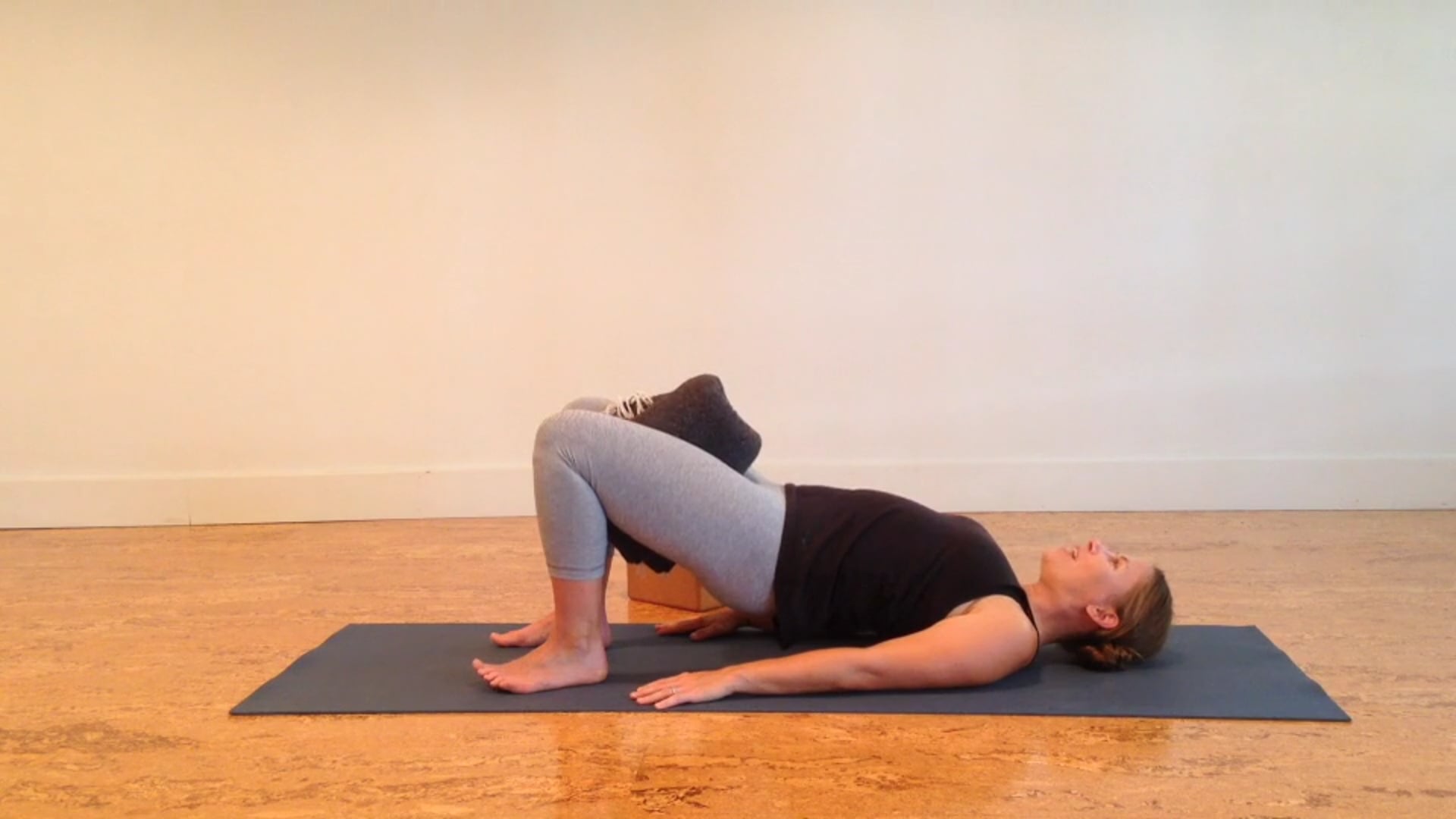 Postnatal Yoga Pelvic Floor 5 min.