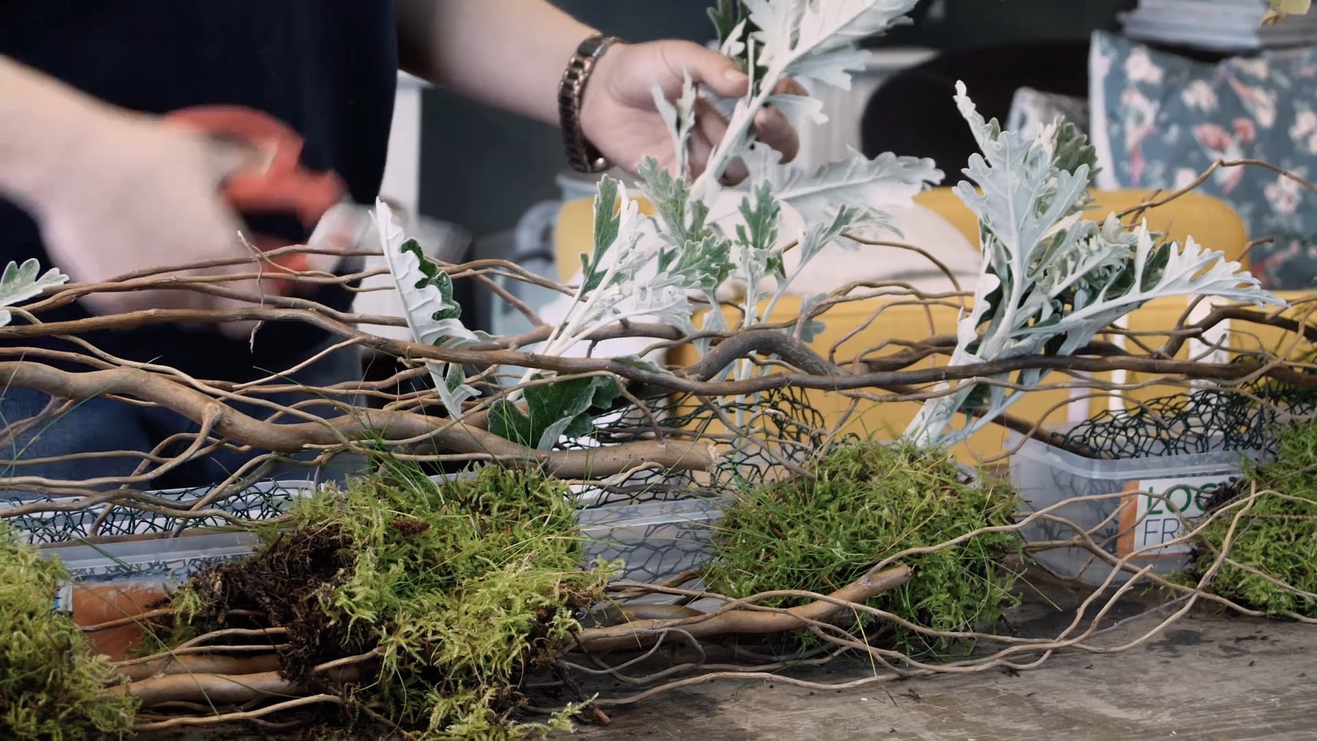 No floral foam table or aisle decoration 