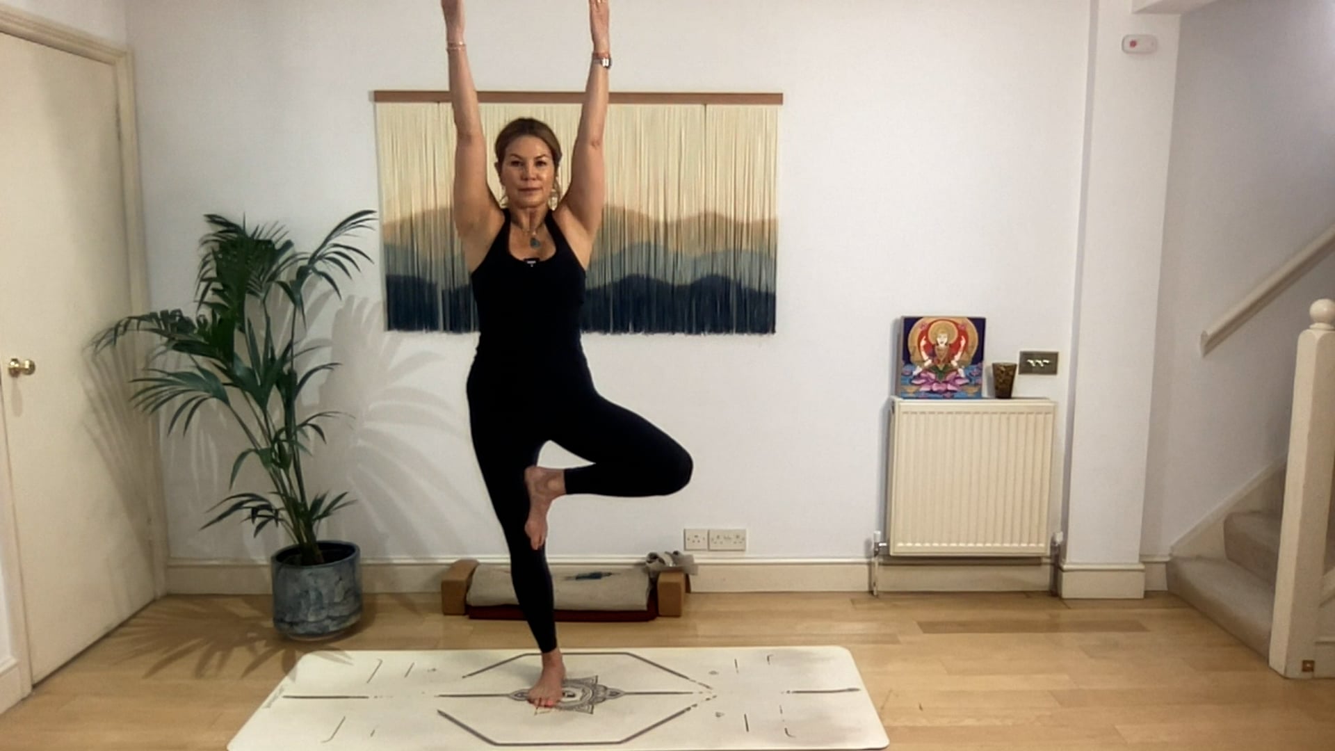 75 min Vinyasa Flow level 2/3 w/ Mia ...