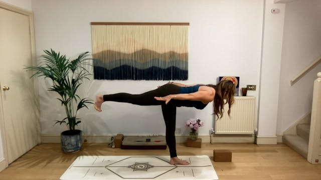 75 min Vinyasa Flow level 2/3 w/ Mia ...