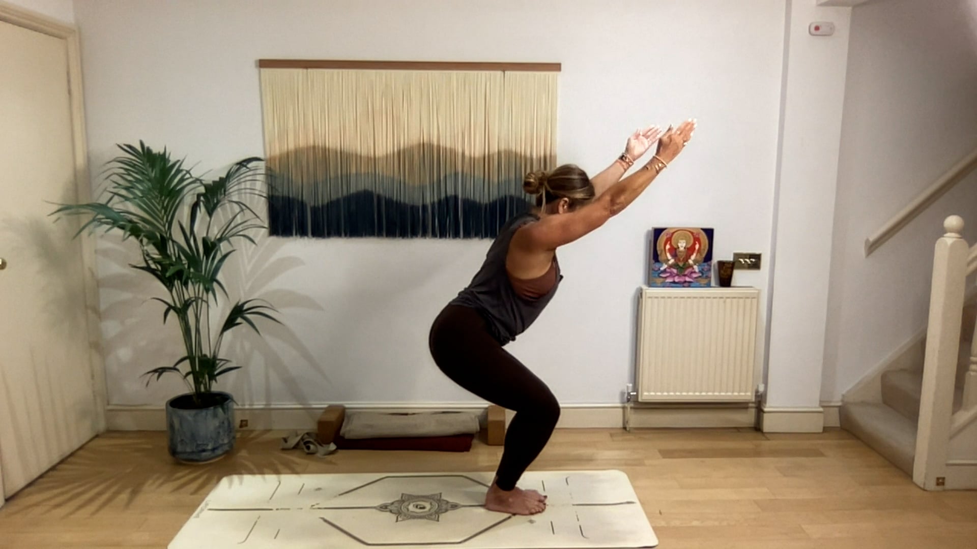 75 min Vinyasa Flow level 2/3 w/ Mia ...