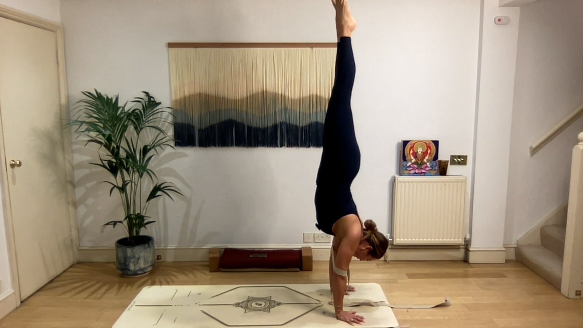 60 min Vinyasa Flow level 2/3 w/ Mia ...