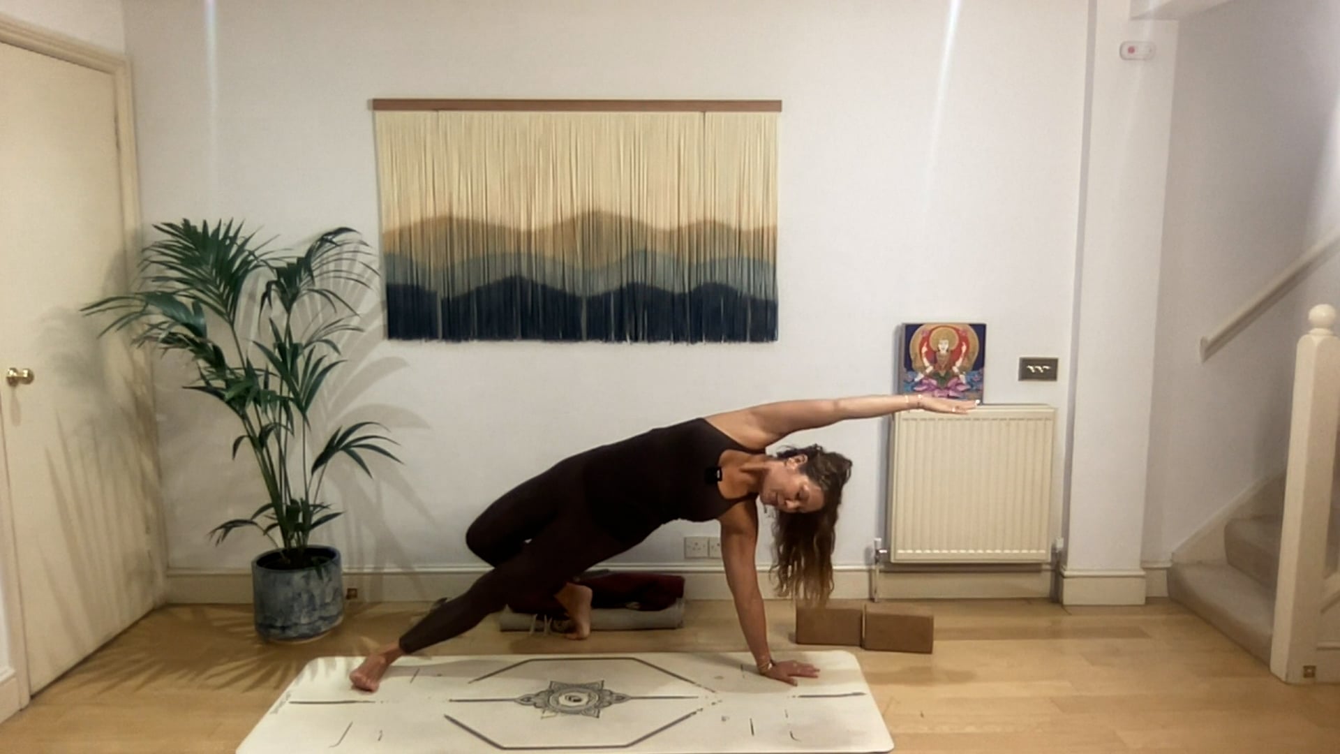 75 min Vinyasa Flow level 2/3 w/ Mia ...