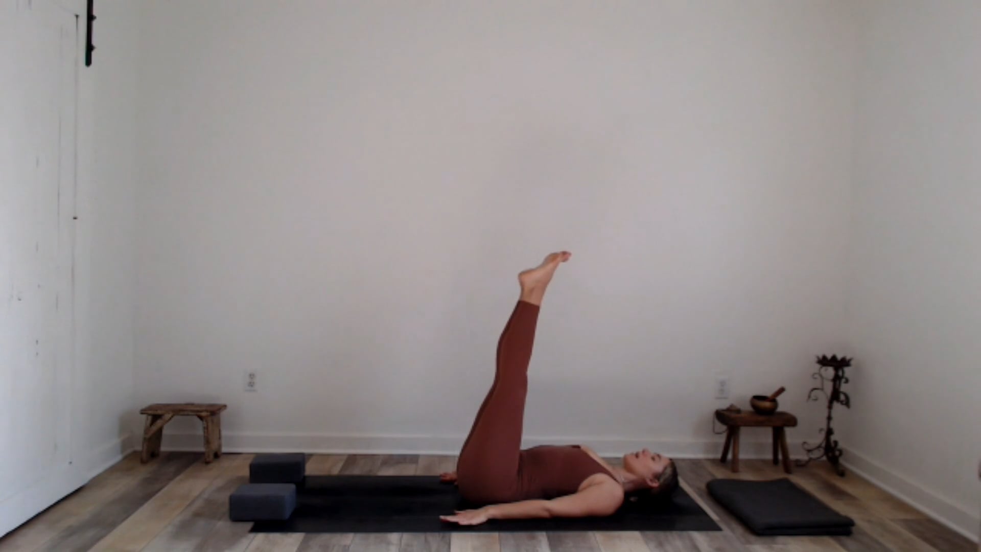 60 min Vinyasa Flow w/ Ashley - Low Stress, Steady Movement 12/03/2024