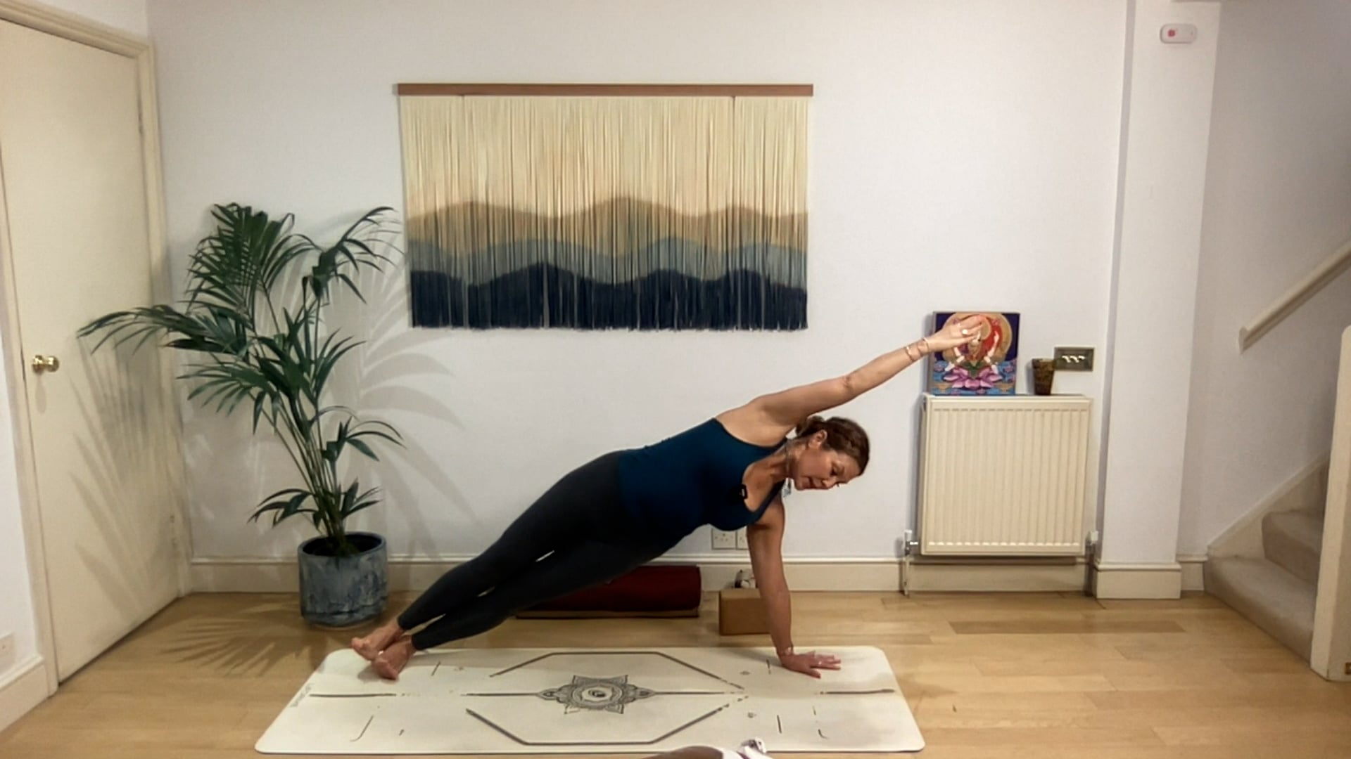 60 min Vinyasa Flow level 2/3 w/ Mia ...