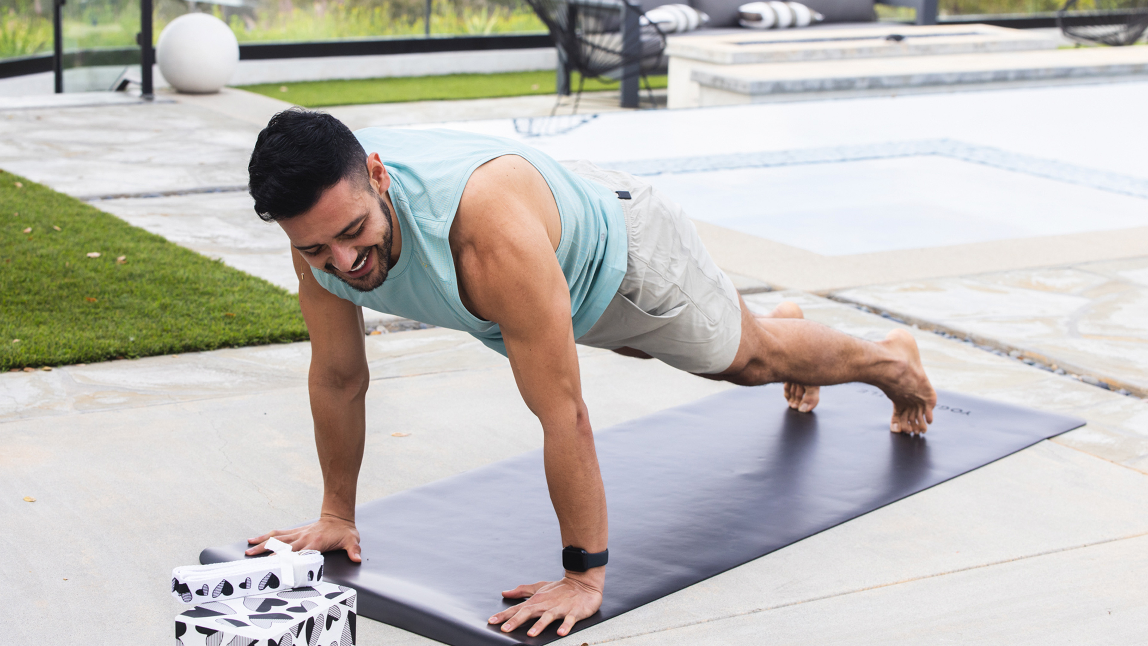 10 min Yoga Sculpt w/ Gustavo