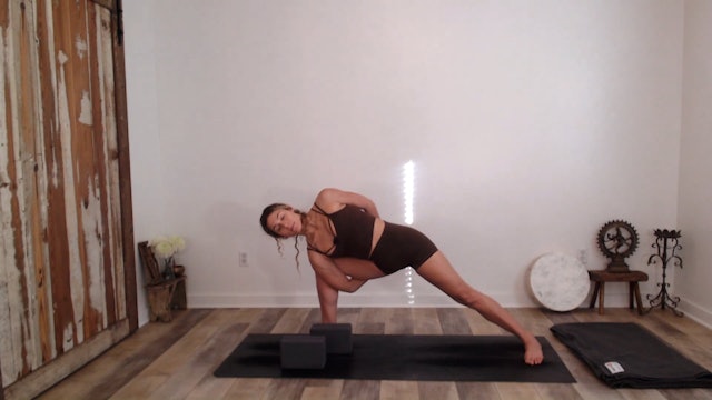 60 Min Yogaworks w/ Ashley – Flow to Shoulderstand 12/25/2023