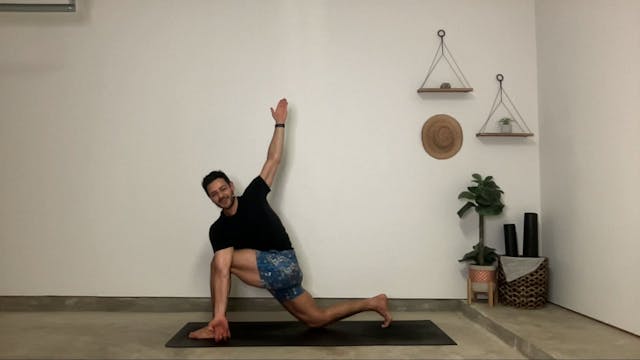 30 min Vinyasa Flow 2-3 w/ Gustavo - ...