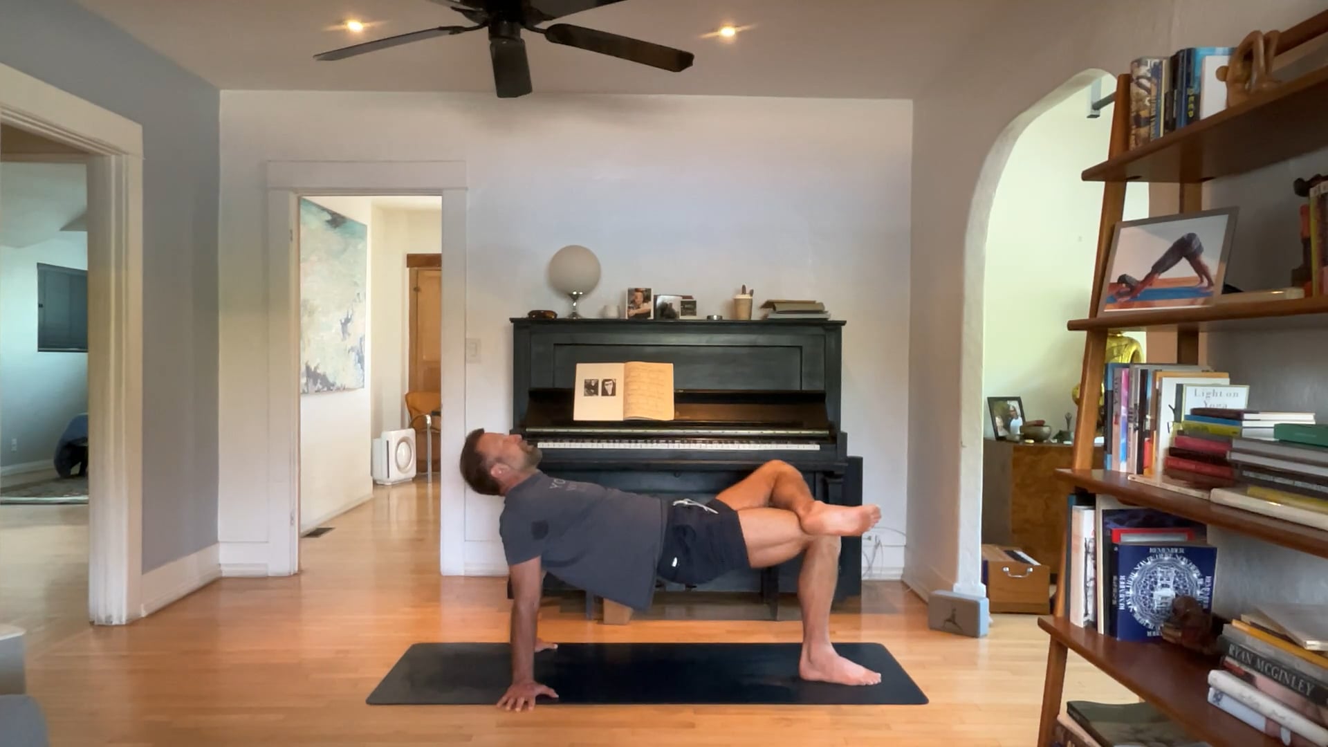 45 min Vinyasa 2 w/ Vytas - Carving O...