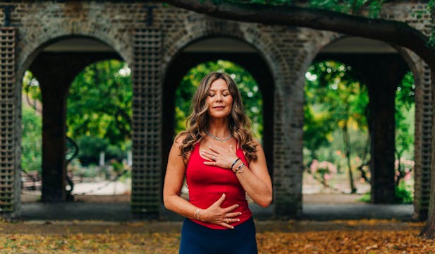 75 min Vinyasa Flow Level 2/3: Mia