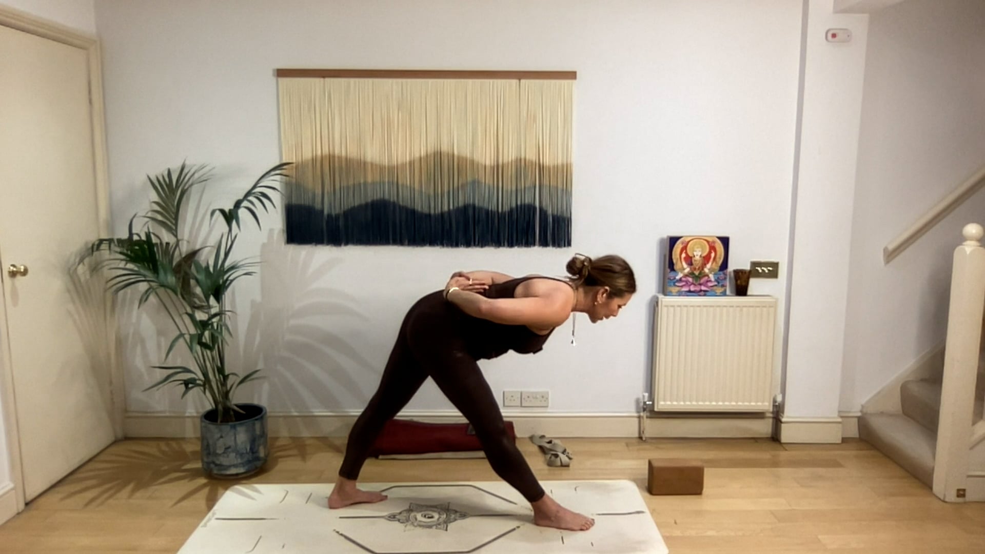 75 min The Inner Key Vinyasa Level 2/3: Mia
