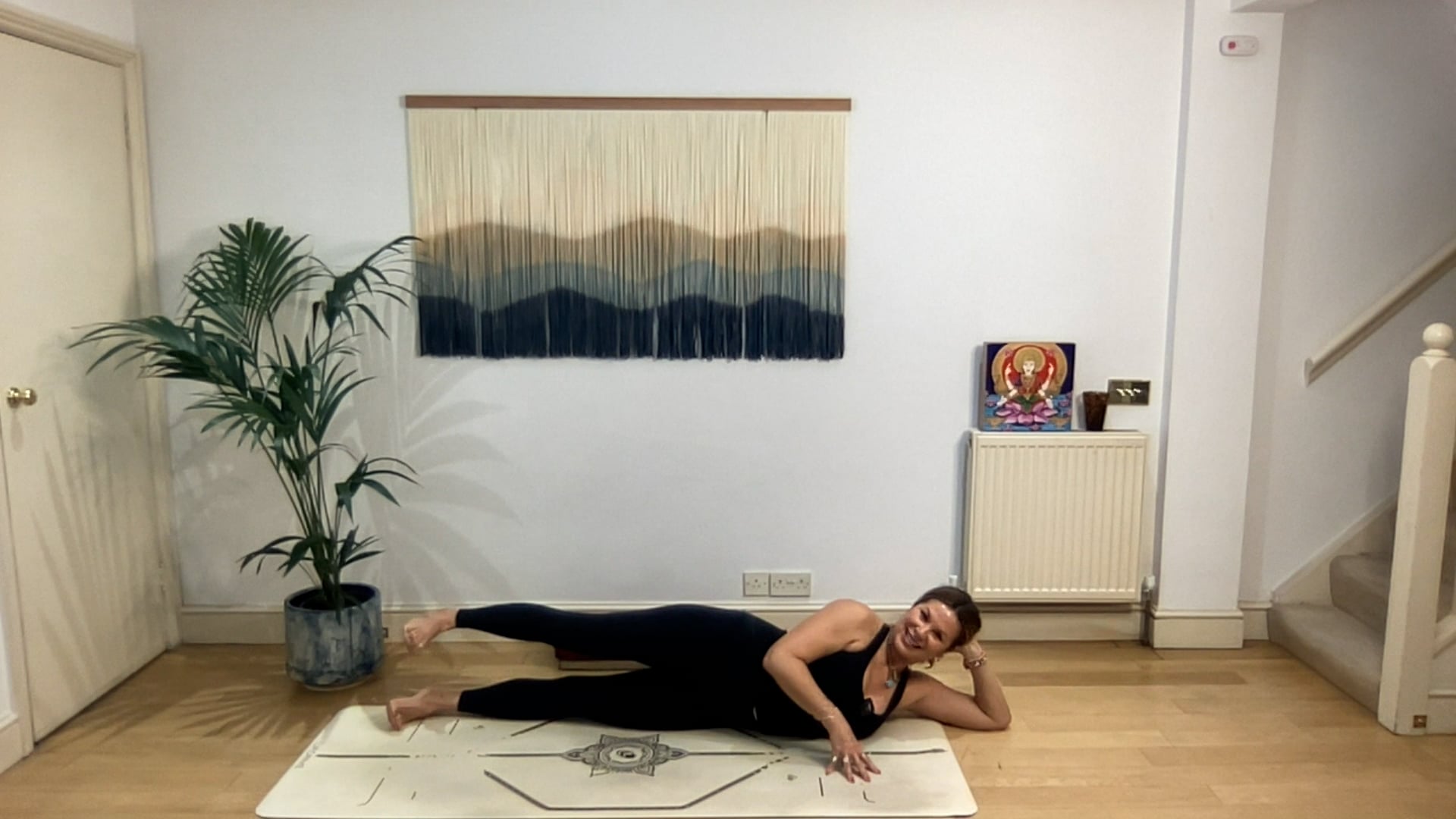 75 min Vinyasa Flow level 2/3 w/ Mia - En/Courage - 5/8/2025