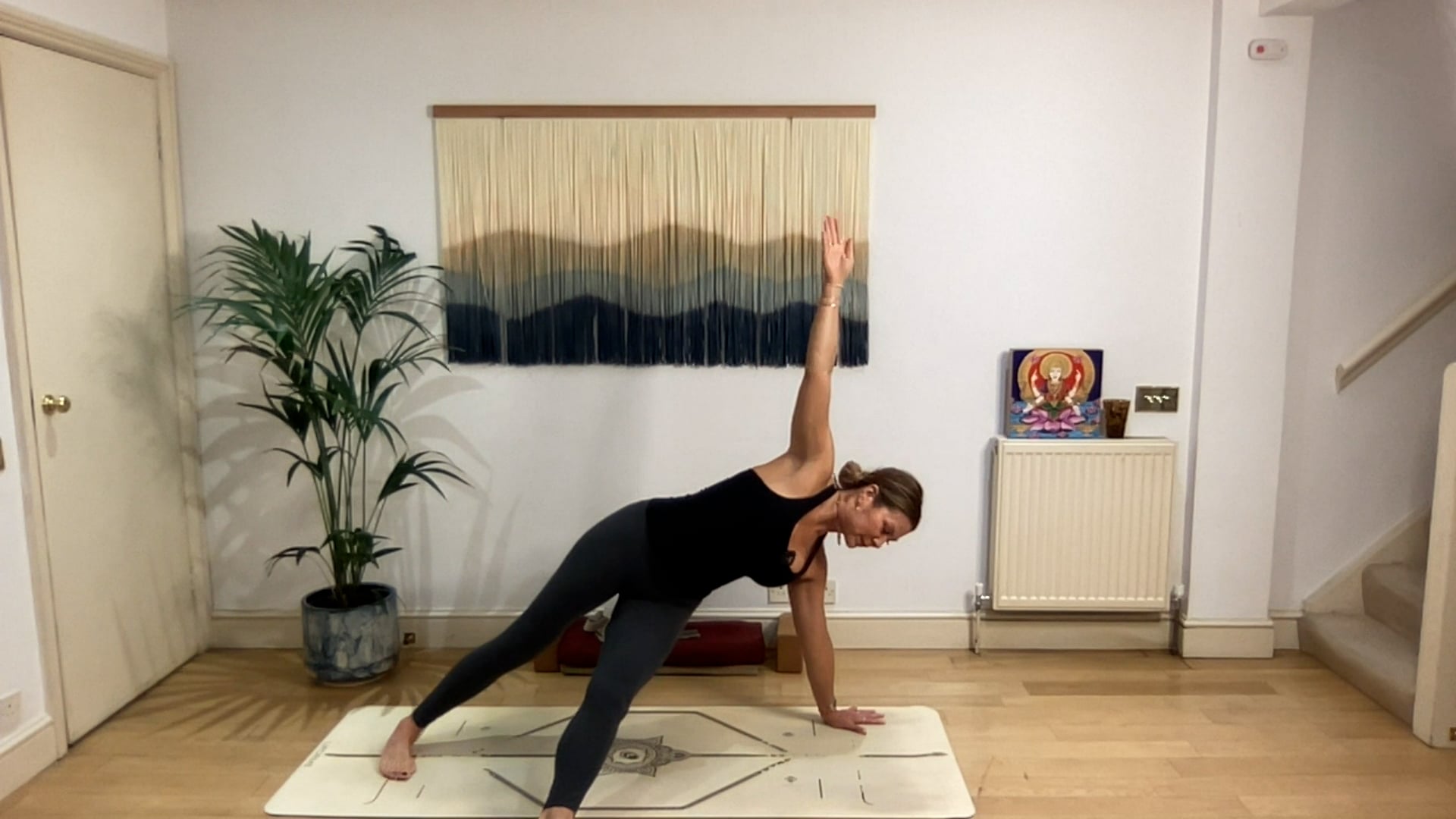 75 min Vinyasa Flow level 2/3 w/ Mia ...