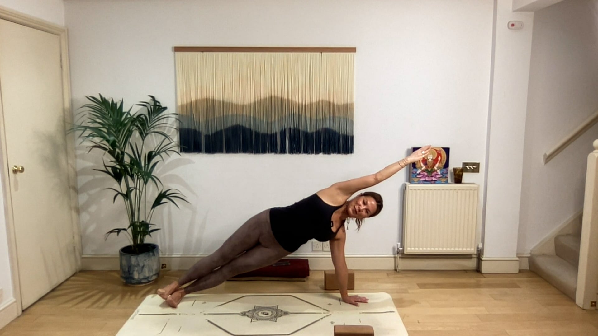 75 min Vinyasa Flow level 2/3 w/ Mia ...