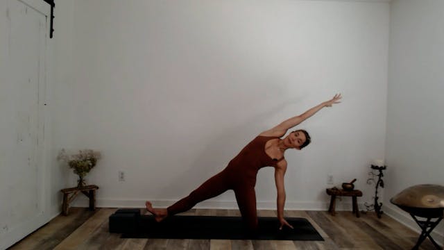 60 min  Vinyasa Flow  w/ Ashley - Lig...