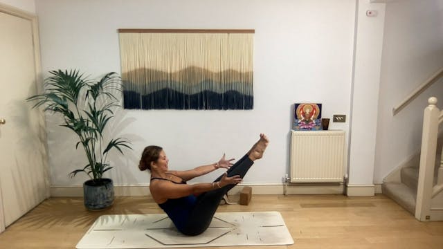 75 min Vinyasa Flow level 2/3 w/ Mia ...