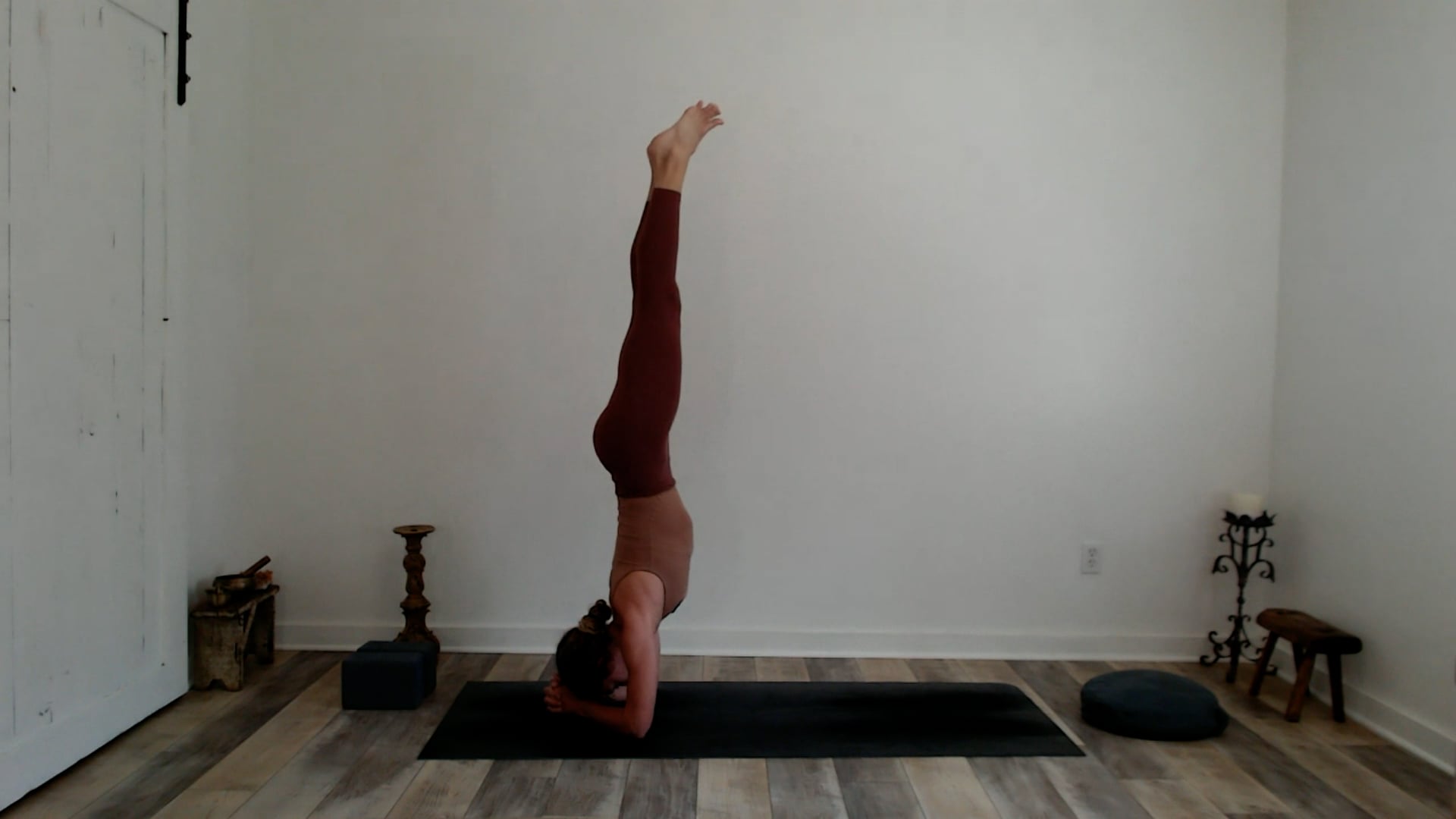 60 min Follow the Breath (Hips+Shoulders) Vinyasa: Ashley