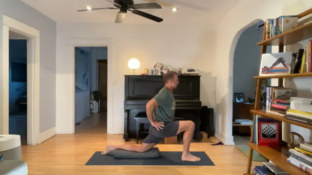 30 min Rise & Shine Yoga: Vytas