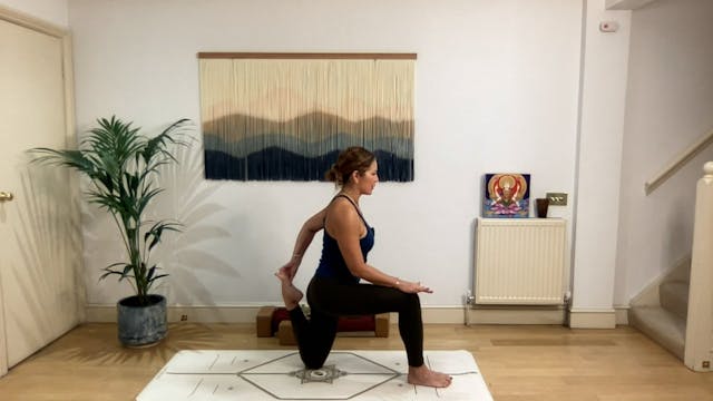 75 min Vinyasa Flow level 2/3 w/ Mia ...